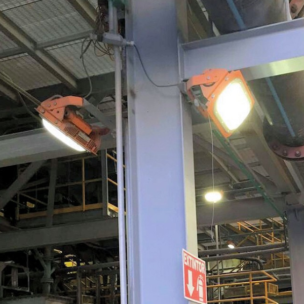 Proyector Nightsearcher Titan AC para zonas peligrosas